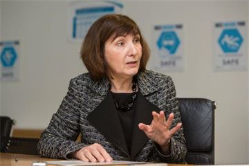 HS2 boss calls for pay freedom