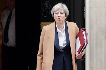 Theresa May 'agrees to lift public sector pay cap’