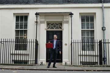 Hammond pledges to fund nursing pay rise – but quiet on rest of public sector