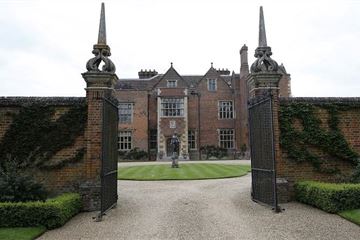 Cabinet gathers at Chequers for Brexit trade plan talks