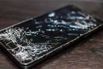 Minister under fire for replacing phone before it was searched in procurement proceedings