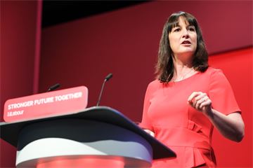 Labour would claw back money spent on failing Covid contracts, Reeves pledges