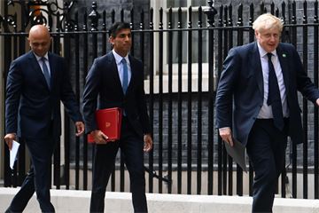 Overhauled No.10 operation 'flunked first test' amid confusion over Covid policy