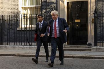 Boris Johnson and Rishi Sunak to receive Met Police fines over Partygate scandal