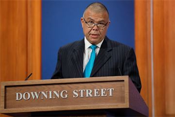 Jonathan Van-Tam given prestigious award for Covid press briefings