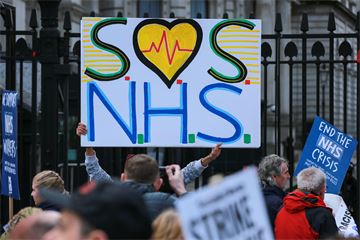 Ministers accused of 'treating civil servants differently' as NHS pay deal agreed