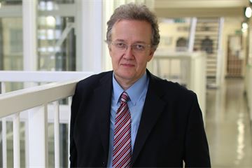 Scrap £4bn jail-building scheme, former prisons inspector tells ministers