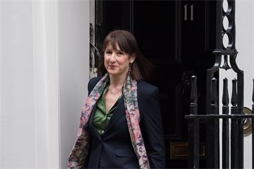 Reeves: 10,000 civil service jobs to go in admin cost-cutting drive